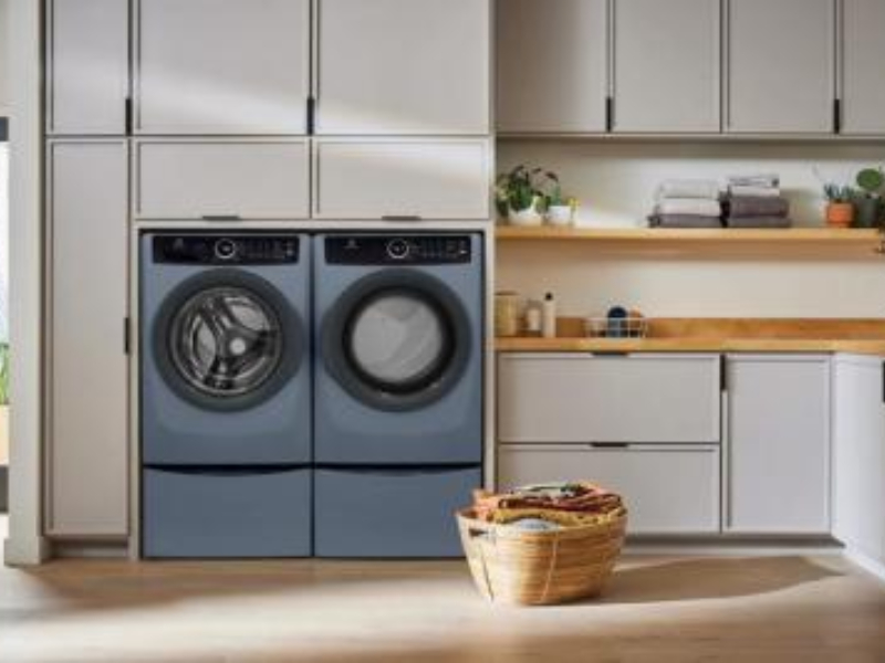 27" Electrolux 8.0 Cu. Ft. Front Load Perfect Steam Gas Dryer with Instant Refresh - ELFG7437AD